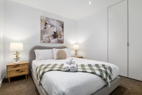 Modern 2BR Apt W City Views, Balcony & Wi-Fi - Accommodation Tasmania 3
