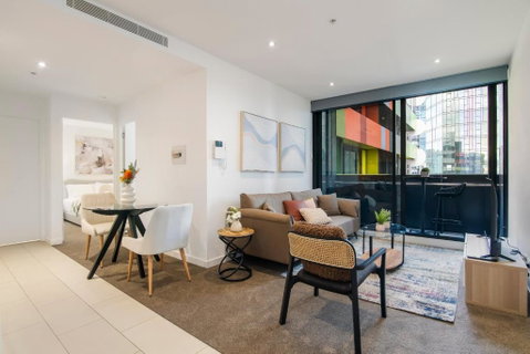 Modern 2BR Apt W City Views, Balcony & Wi-Fi - Accommodation Tasmania 2