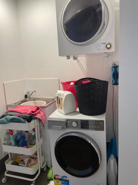 Modern Apartment Near Airport - Accommodation Tasmania 2