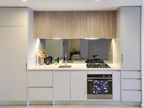 Modern Elegance: 2 Bedroom Oasis W/ Free Parking - Accommodation Tasmania 1
