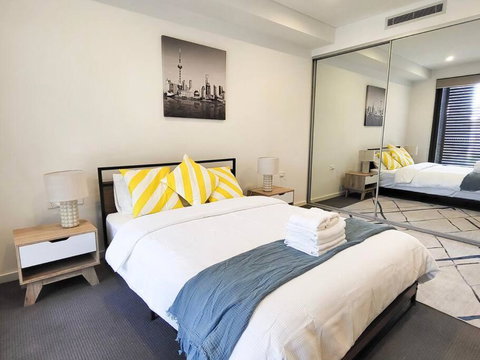 Modern Elegance: 2 Bedroom Oasis W/ Free Parking - Accommodation Tasmania 0