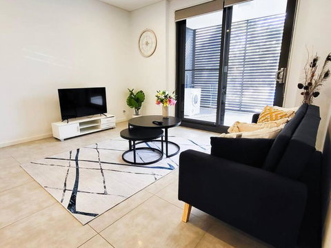 Modern Elegance: 2 Bedroom Oasis W/ Free Parking - Accommodation Tasmania 3