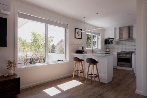 Modern Refurbished Unit In Charming Bellerive - Accommodation Tasmania 0
