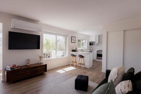 Modern Refurbished Unit In Charming Bellerive - Accommodation Tasmania 2
