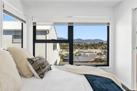 Mountain View Villa-close To Shops-10min To CBD - Accommodation Tasmania 2