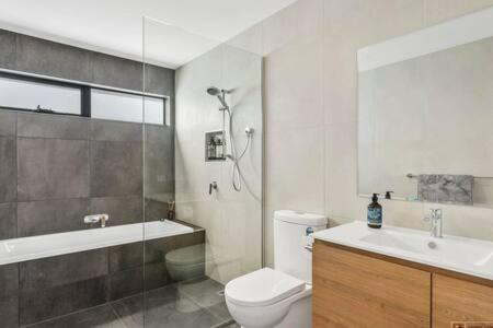 Mountain View Villa-close To Shops-10min To CBD - Accommodation Tasmania 1