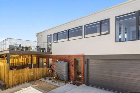 Mountain View Villa-close To Shops-10min To CBD - Accommodation Tasmania 3