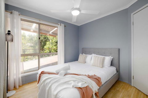NEW 3BR Serene Creekside Retreat In Helensvale - Accommodation Tasmania 2