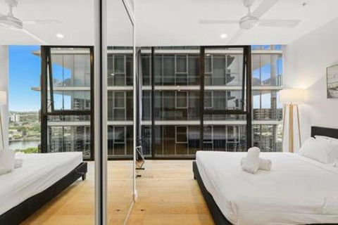 NEW Centrally Located High Level Studio Apartment - Accommodation Tasmania 1