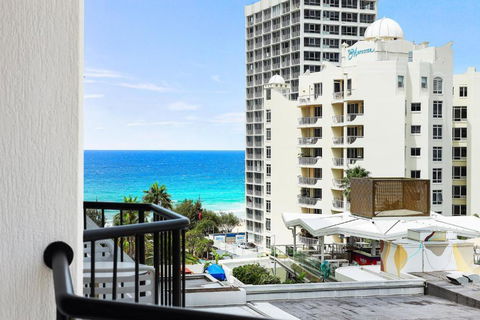 NEW Stunning Central Surfers Studio Apartment. - Accommodation Tasmania 1