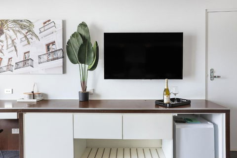 NEW Stunning Central Surfers Studio Apartment. - Accommodation Tasmania 3