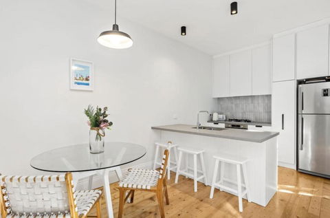 NEWLY RENOVATED LARGE 3.5 BDRM HOUSE! BEST OF MELB - Accommodation Tasmania 2