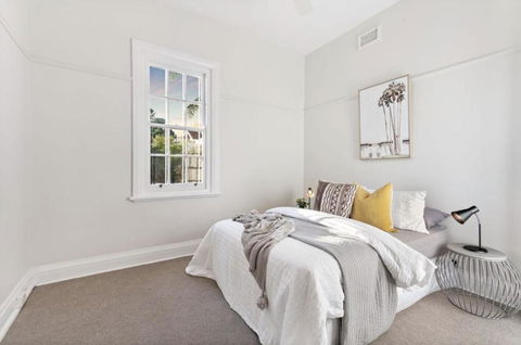 NEWLY RENOVATED LARGE 3.5 BDRM HOUSE! BEST OF MELB - Accommodation Tasmania 3