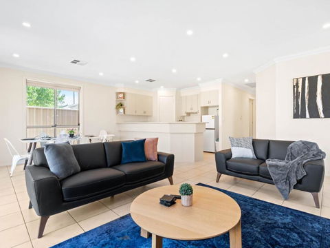 No Stairs, Big House, Garage Richmond Residence 2 - Accommodation Tasmania 2