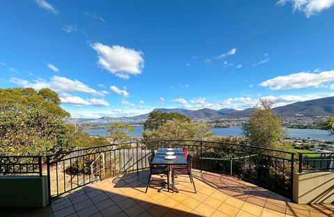 Oceanview Chic Villa 20 Min To CBD - Accommodation Tasmania 1
