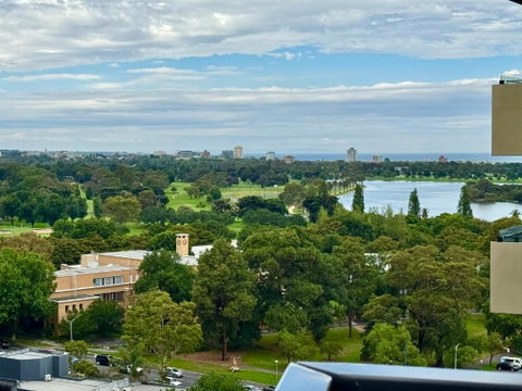 Panoramic View - Albert Park Lake & Shrine Views - Accommodation Tasmania 0