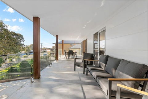 Perfect Beachhouse Lakes Surf At Your Feet - Accommodation Tasmania 3