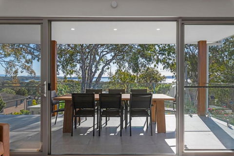 Perfect Beachhouse Lakes Surf At Your Feet - Accommodation Tasmania 0