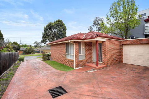Perfectly Located Townhouse In Heart Of Ringwood - Accommodation Tasmania 0