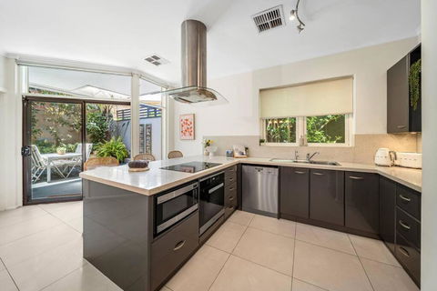 Petal And Bloom - 3BR Family CBD - Accommodation Tasmania 1