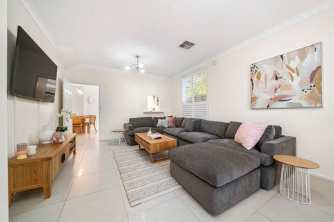 Petal And Bloom - 3BR Family CBD - Accommodation Tasmania 3