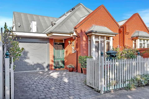 Picket Fence Cottage - Steps From Adelaide Oval - Accommodation Tasmania 0