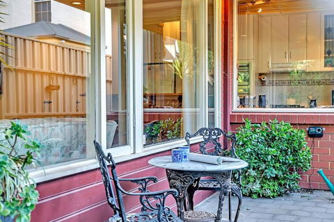 Picket Fence Cottage - Steps From Adelaide Oval - Accommodation Tasmania 1