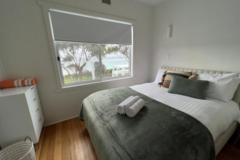 PIPI SHACK - Iconic Waterfront Shack Binalong Bay - Accommodation Tasmania 3