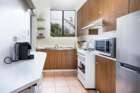 Quiet 2BR Apartment With Garden Views In Griffith - Accommodation Tasmania 2