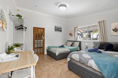 Quadruple Ensuite Room - Nearby Stations & Shops - Accommodation Tasmania 0