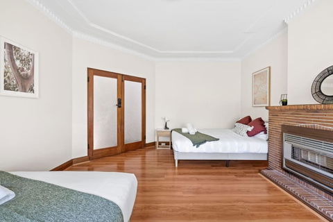 Quadruple Room - Near Transport & Shops - Shared Bathroom - Accommodation Tasmania 0