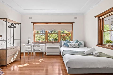 Quadruple Room - Near Transport & Shops - Shared Bathroom - Accommodation Tasmania 1