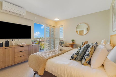 Quiet Apartment In Mantra Salt Beach By UHoliday - 2BR, 1BR And Hotel Room Configurations Available - Accommodation Tasmania 1