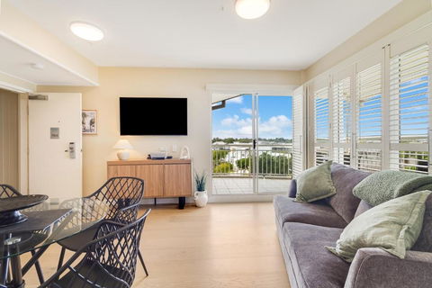 Quiet Apartment In Mantra Salt Beach By UHoliday - 2BR, 1BR And Hotel Room Configurations Available - Accommodation Tasmania 2