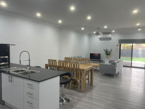Quiet Spacious Family House 11 Bedrooms - Accommodation Tasmania 2