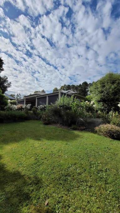 Quiet Family Retreat Getaway - Wildlife Park, Sovereign Hill, Kryall Castle And City At Your Door - Modern House, 8 Guests, 4 Bedrooms, 5 Beds - Accommodation Tasmania 0