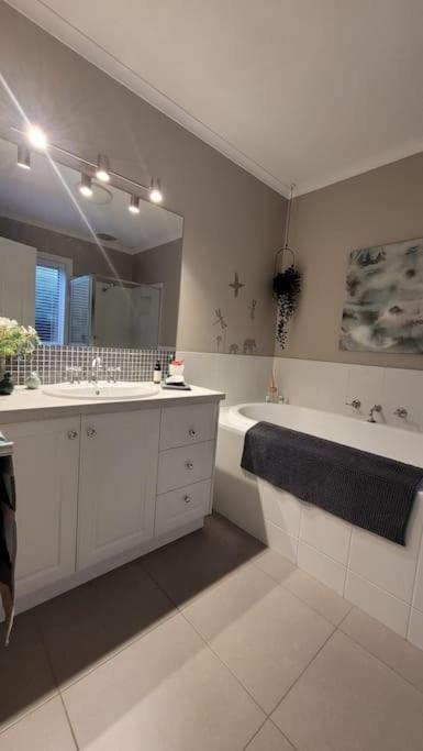 Quiet Family Retreat Getaway - Wildlife Park, Sovereign Hill, Kryall Castle And City At Your Door - Modern House, 8 Guests, 4 Bedrooms, 5 Beds - Accommodation Tasmania 3
