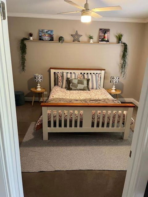 Quiet Family Retreat Getaway - Wildlife Park, Sovereign Hill, Kryall Castle And City At Your Door - Modern House, 8 Guests, 4 Bedrooms, 5 Beds - Accommodation Tasmania 1