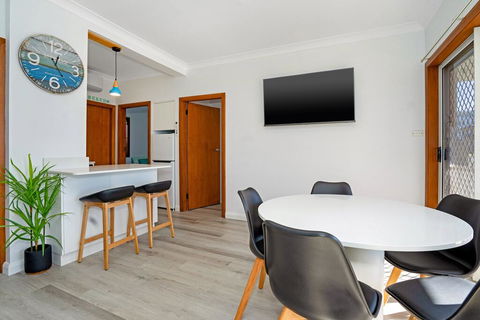 Beachcomer, Unit 2 - The Entrance, NSW - Accommodation Tasmania 2