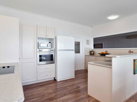 Beached Inn' 93 Foreshore Drive - Spacious Beach Front House - Accommodation Tasmania 2