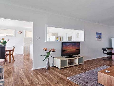 Beached Inn' 93 Foreshore Drive - Spacious Beach Front House - Accommodation Tasmania 3