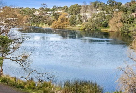 Riviera Lakeside With Uninterrupted Water Views - Accommodation Tasmania 1