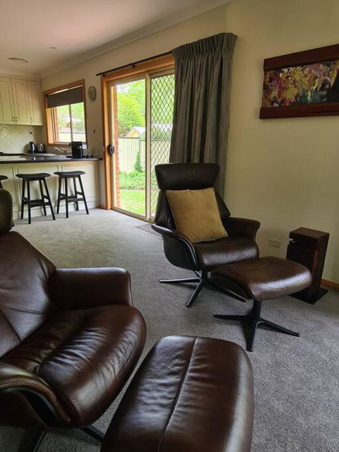 REDGUM RETREAT BRIGHT - Luxury Spa Villa - Accommodation Tasmania 0