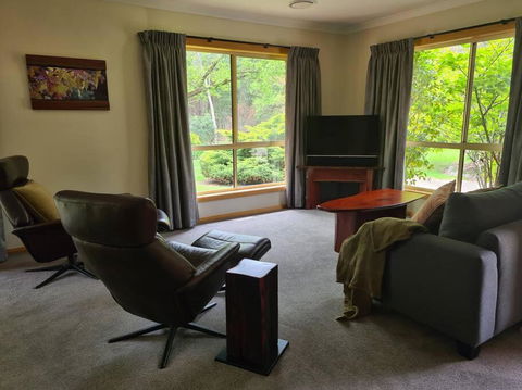 REDGUM RETREAT BRIGHT - Luxury Spa Villa - Accommodation Tasmania 2