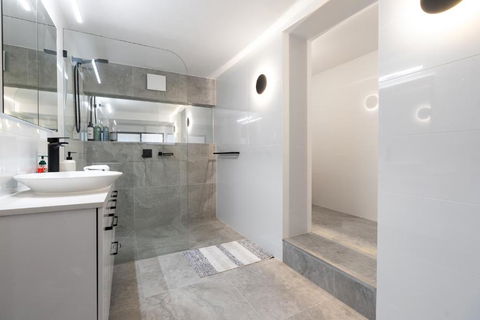 Renovated Townhouse Close To The CBD And Schools - Accommodation Tasmania 3