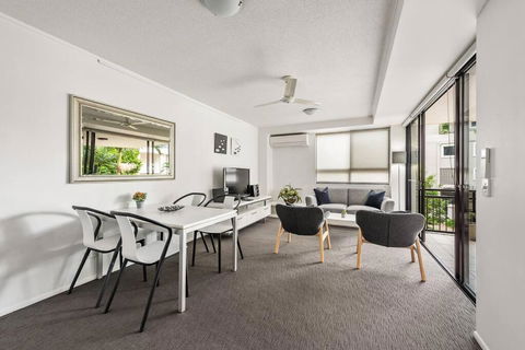 Resort Living - 10mins CBD - 2Bed / 2Bath / 1Car - Accommodation Tasmania 0