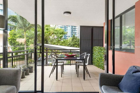 Resort Living - 10mins CBD - 2Bed / 2Bath / 1Car - Accommodation Tasmania 1