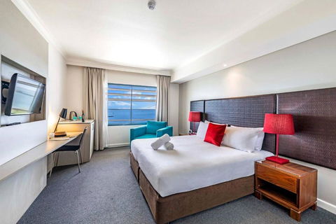 Resort Style King Pad With Sparkling Sea Views - Accommodation Tasmania 0