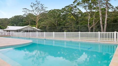 Resort Style Living With Pool, Tennis Court And Beach - Accommodation Tasmania 1