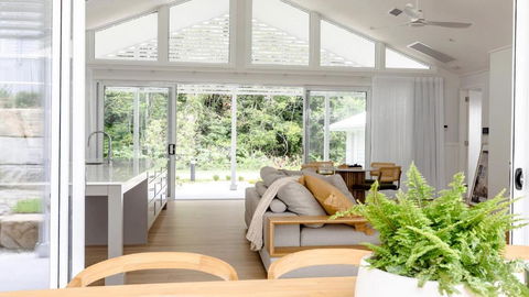 Resort Style Living With Pool, Tennis Court And Beach - Accommodation Tasmania 2